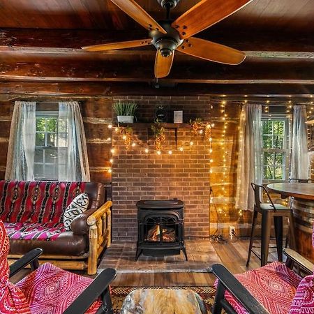 Boozy Bear Bungalow Romantic Cabin 5 Mins 2 Downtown With Hot Tub And Fire Pit Gatlinburg Εξωτερικό φωτογραφία