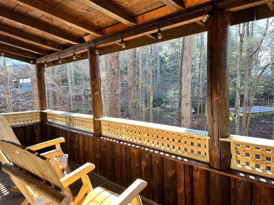 Boozy Bear Bungalow Romantic Cabin 5 Mins 2 Downtown With Hot Tub And Fire Pit Gatlinburg Εξωτερικό φωτογραφία