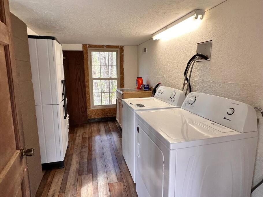Boozy Bear Bungalow Romantic Cabin 5 Mins 2 Downtown With Hot Tub And Fire Pit Gatlinburg Εξωτερικό φωτογραφία
