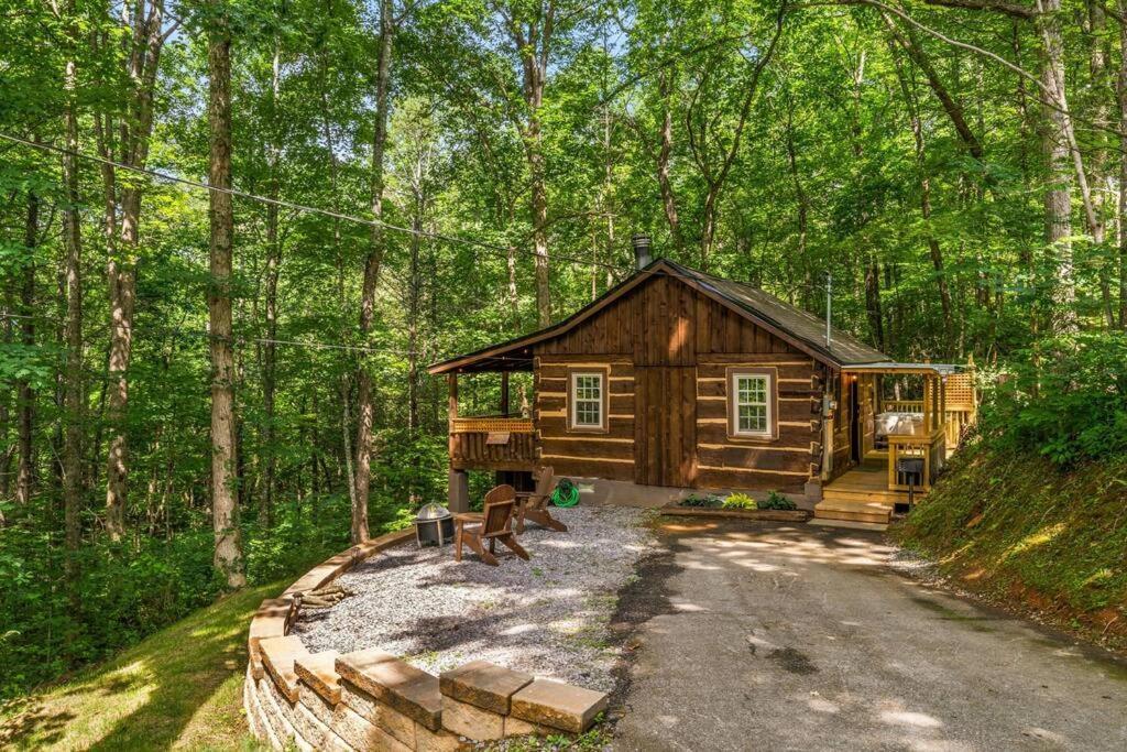 Boozy Bear Bungalow Romantic Cabin 5 Mins 2 Downtown With Hot Tub And Fire Pit Gatlinburg Εξωτερικό φωτογραφία