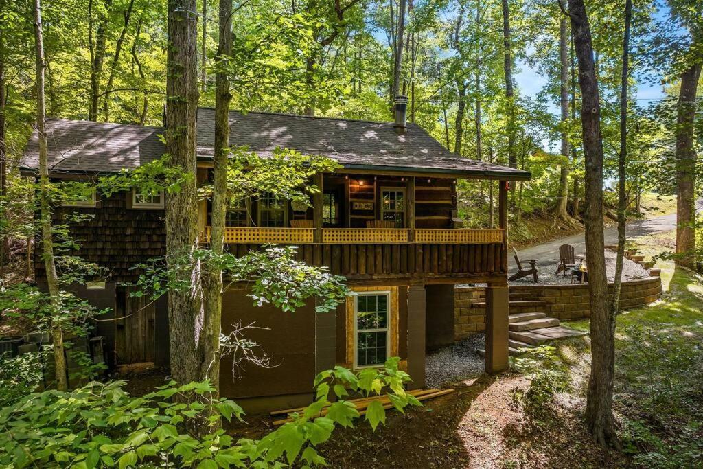 Boozy Bear Bungalow Romantic Cabin 5 Mins 2 Downtown With Hot Tub And Fire Pit Gatlinburg Εξωτερικό φωτογραφία