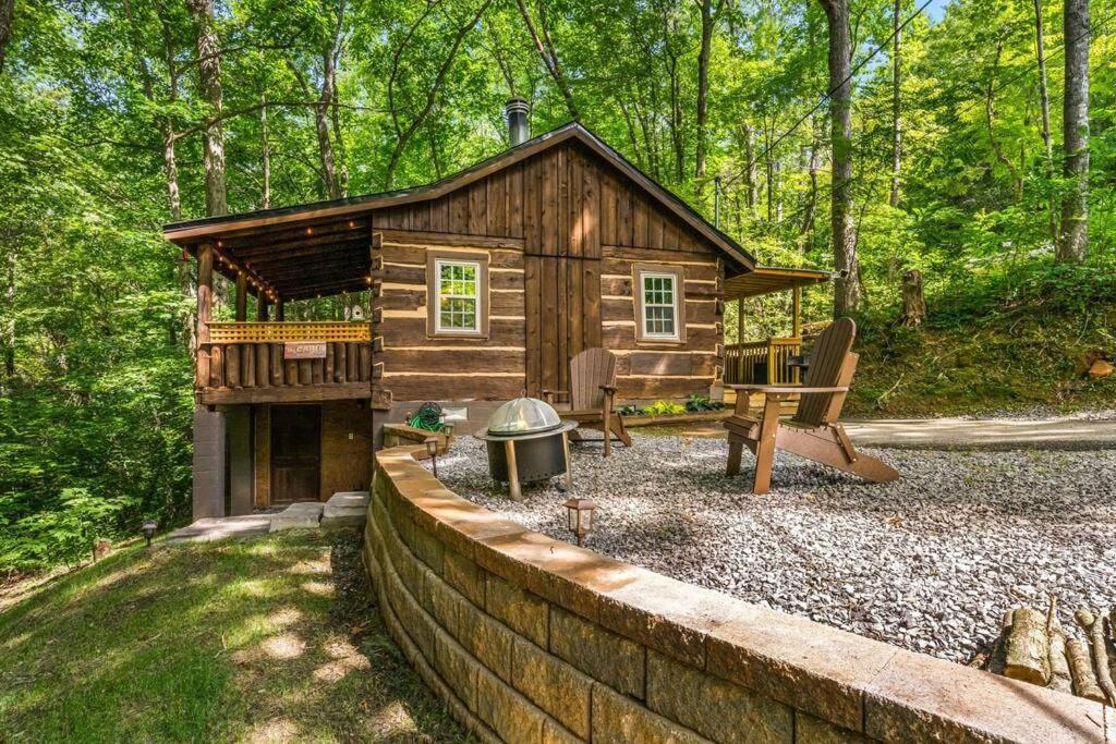 Boozy Bear Bungalow Romantic Cabin 5 Mins 2 Downtown With Hot Tub And Fire Pit Gatlinburg Εξωτερικό φωτογραφία