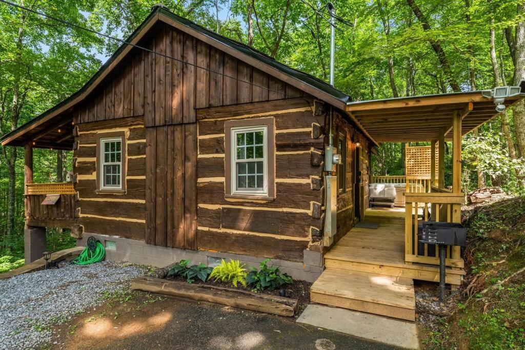 Boozy Bear Bungalow Romantic Cabin 5 Mins 2 Downtown With Hot Tub And Fire Pit Gatlinburg Εξωτερικό φωτογραφία