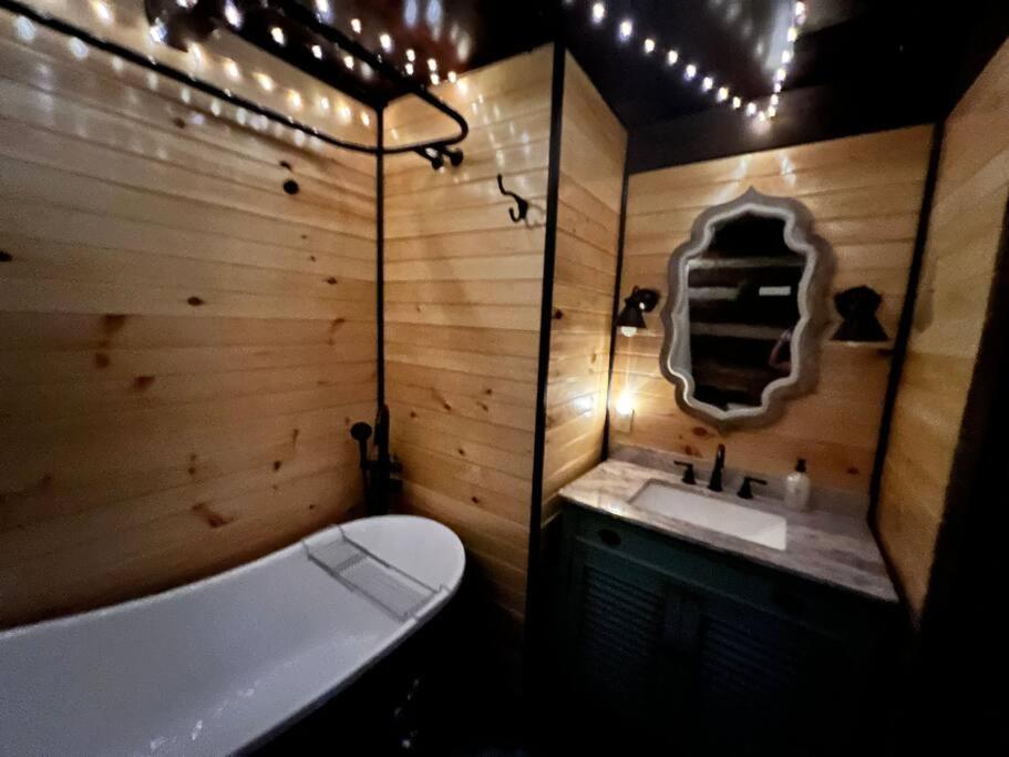 Boozy Bear Bungalow Romantic Cabin 5 Mins 2 Downtown With Hot Tub And Fire Pit Gatlinburg Εξωτερικό φωτογραφία