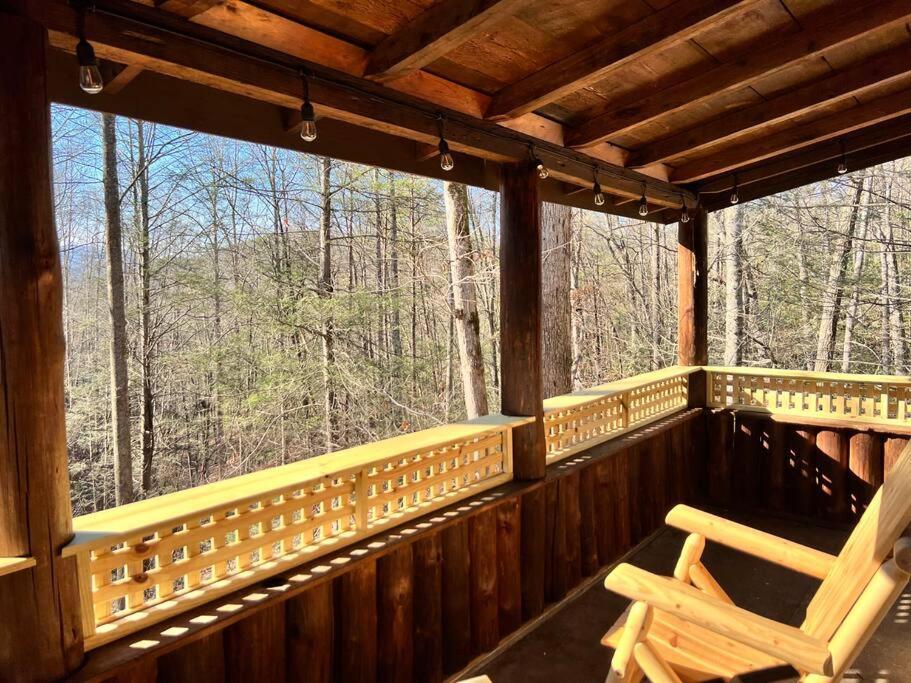 Boozy Bear Bungalow Romantic Cabin 5 Mins 2 Downtown With Hot Tub And Fire Pit Gatlinburg Εξωτερικό φωτογραφία