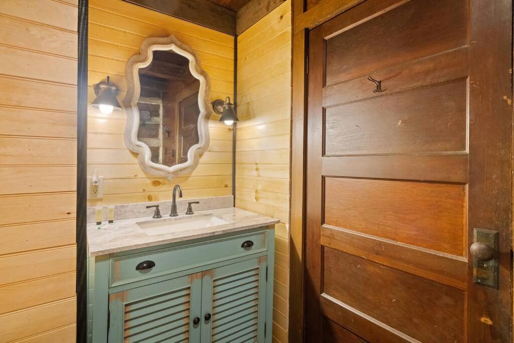 Boozy Bear Bungalow Romantic Cabin 5 Mins 2 Downtown With Hot Tub And Fire Pit Gatlinburg Εξωτερικό φωτογραφία