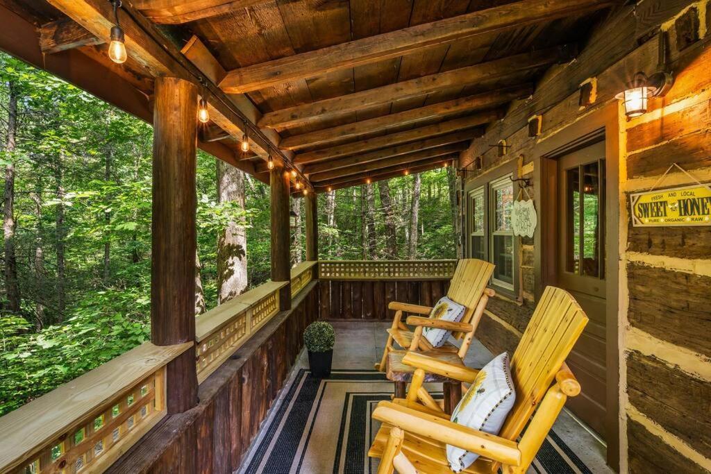 Boozy Bear Bungalow Romantic Cabin 5 Mins 2 Downtown With Hot Tub And Fire Pit Gatlinburg Εξωτερικό φωτογραφία