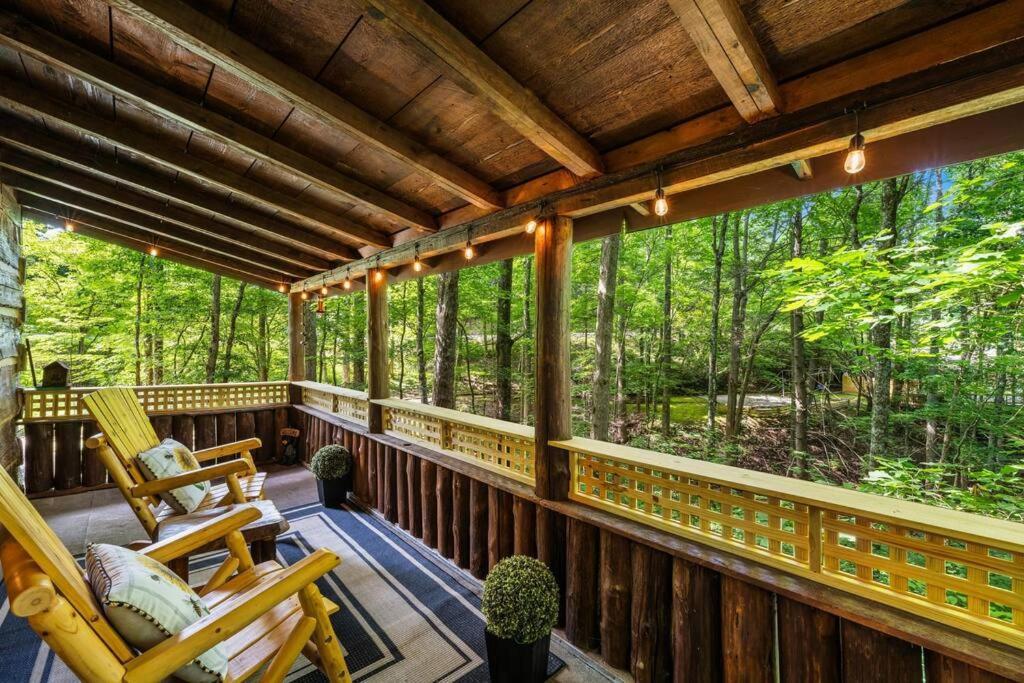 Boozy Bear Bungalow Romantic Cabin 5 Mins 2 Downtown With Hot Tub And Fire Pit Gatlinburg Εξωτερικό φωτογραφία