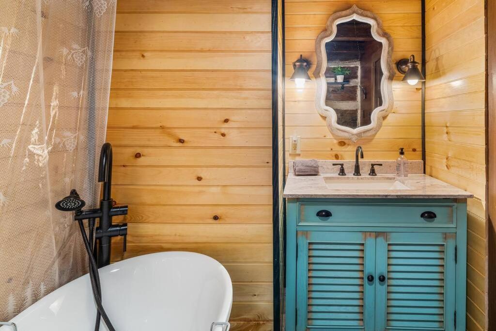 Boozy Bear Bungalow Romantic Cabin 5 Mins 2 Downtown With Hot Tub And Fire Pit Gatlinburg Εξωτερικό φωτογραφία