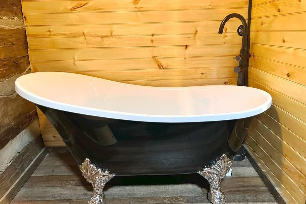 Boozy Bear Bungalow Romantic Cabin 5 Mins 2 Downtown With Hot Tub And Fire Pit Gatlinburg Εξωτερικό φωτογραφία