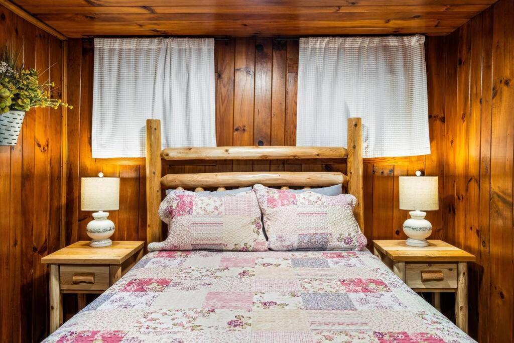 Boozy Bear Bungalow Romantic Cabin 5 Mins 2 Downtown With Hot Tub And Fire Pit Gatlinburg Εξωτερικό φωτογραφία