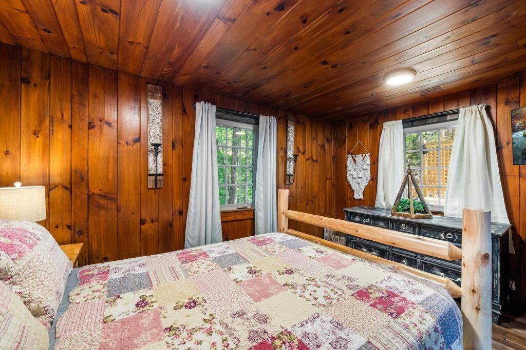 Boozy Bear Bungalow Romantic Cabin 5 Mins 2 Downtown With Hot Tub And Fire Pit Gatlinburg Εξωτερικό φωτογραφία