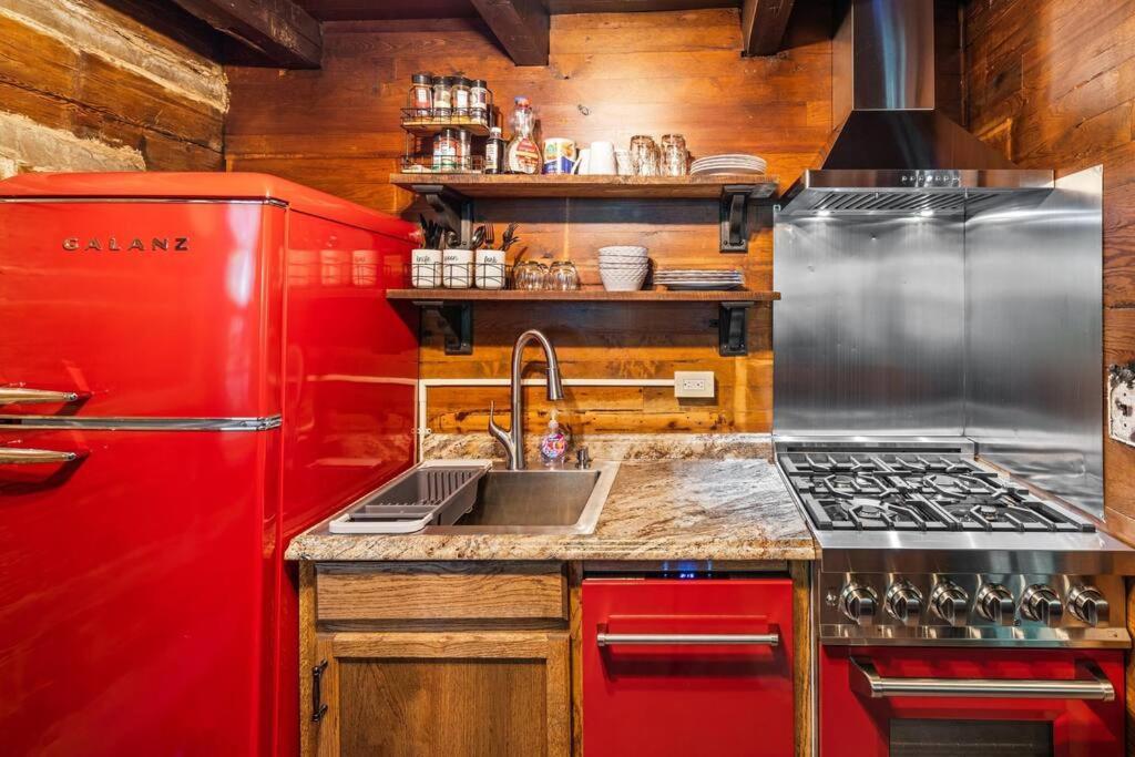 Boozy Bear Bungalow Romantic Cabin 5 Mins 2 Downtown With Hot Tub And Fire Pit Gatlinburg Εξωτερικό φωτογραφία