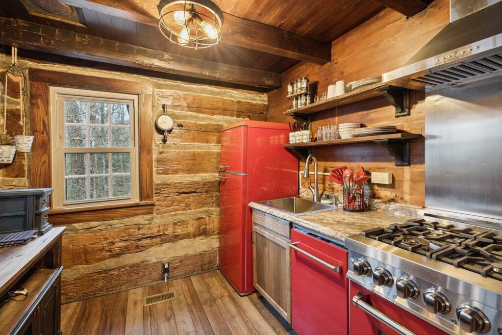 Boozy Bear Bungalow Romantic Cabin 5 Mins 2 Downtown With Hot Tub And Fire Pit Gatlinburg Εξωτερικό φωτογραφία