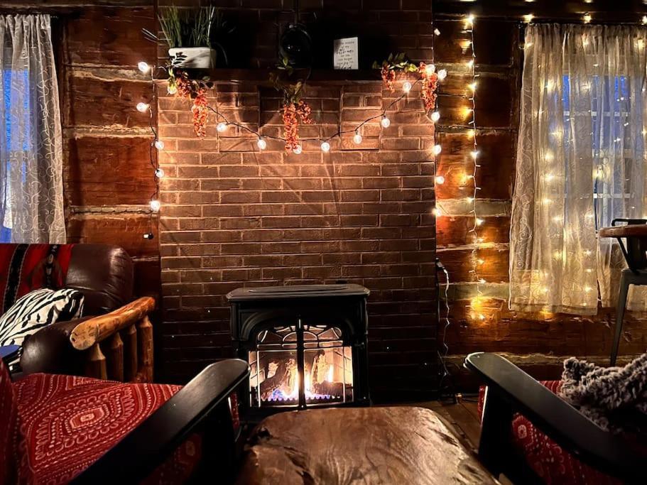 Boozy Bear Bungalow Romantic Cabin 5 Mins 2 Downtown With Hot Tub And Fire Pit Gatlinburg Εξωτερικό φωτογραφία