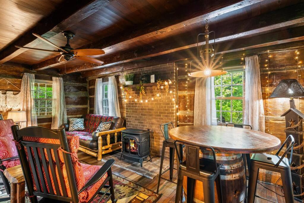 Boozy Bear Bungalow Romantic Cabin 5 Mins 2 Downtown With Hot Tub And Fire Pit Gatlinburg Εξωτερικό φωτογραφία