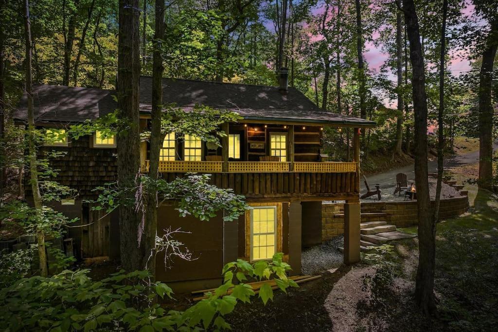 Boozy Bear Bungalow Romantic Cabin 5 Mins 2 Downtown With Hot Tub And Fire Pit Gatlinburg Εξωτερικό φωτογραφία