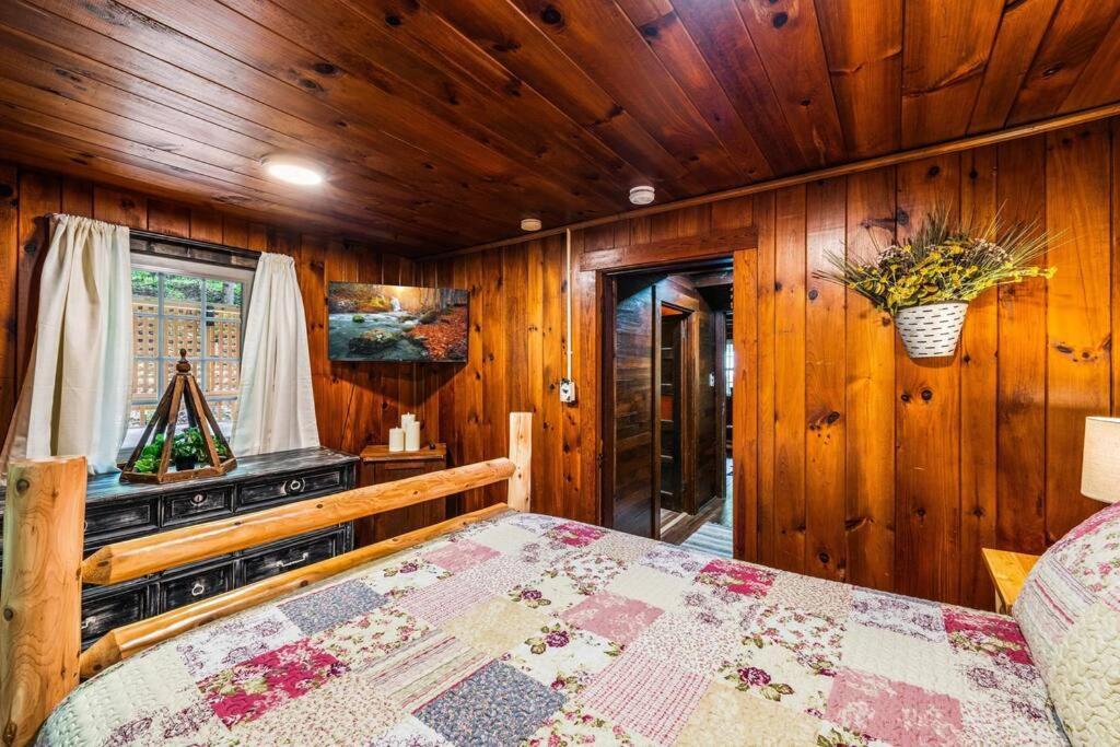 Boozy Bear Bungalow Romantic Cabin 5 Mins 2 Downtown With Hot Tub And Fire Pit Gatlinburg Εξωτερικό φωτογραφία