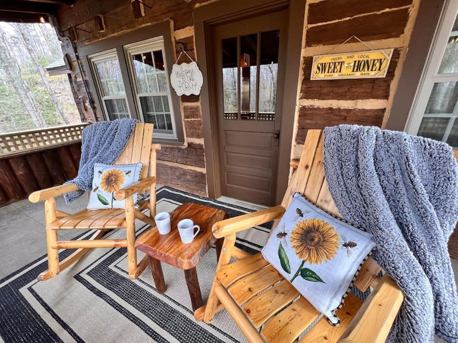 Boozy Bear Bungalow Romantic Cabin 5 Mins 2 Downtown With Hot Tub And Fire Pit Gatlinburg Εξωτερικό φωτογραφία