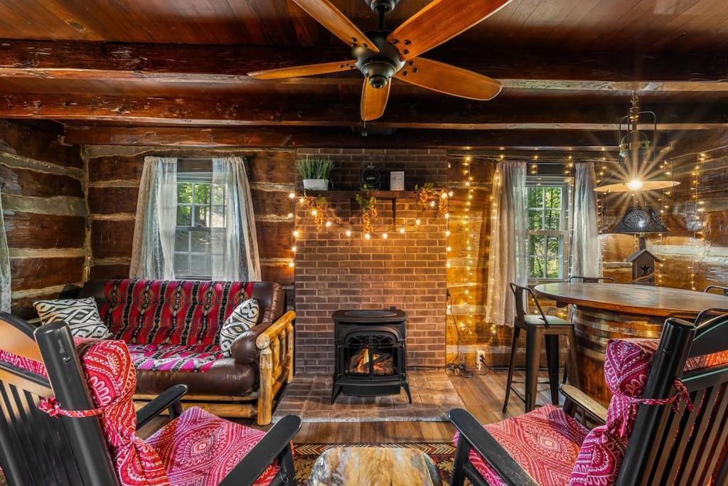 Boozy Bear Bungalow Romantic Cabin 5 Mins 2 Downtown With Hot Tub And Fire Pit Gatlinburg Εξωτερικό φωτογραφία