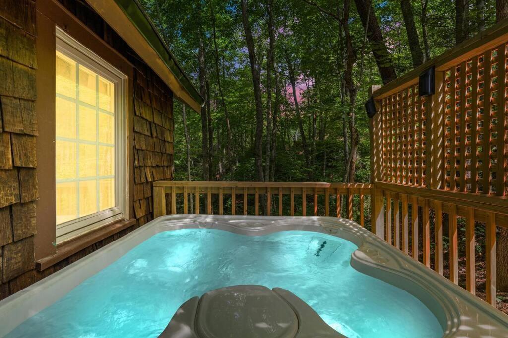 Boozy Bear Bungalow Romantic Cabin 5 Mins 2 Downtown With Hot Tub And Fire Pit Gatlinburg Εξωτερικό φωτογραφία
