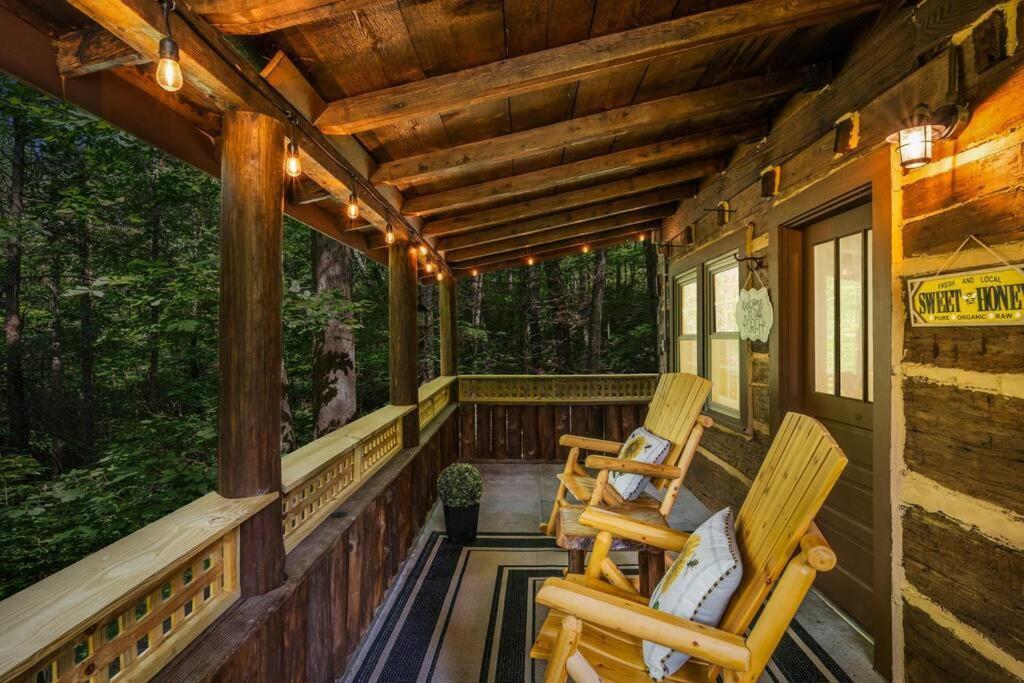 Boozy Bear Bungalow Romantic Cabin 5 Mins 2 Downtown With Hot Tub And Fire Pit Gatlinburg Εξωτερικό φωτογραφία